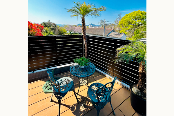 ウッドフェンスで外からの目線を遮りながら、開放的なウッドデッキです。