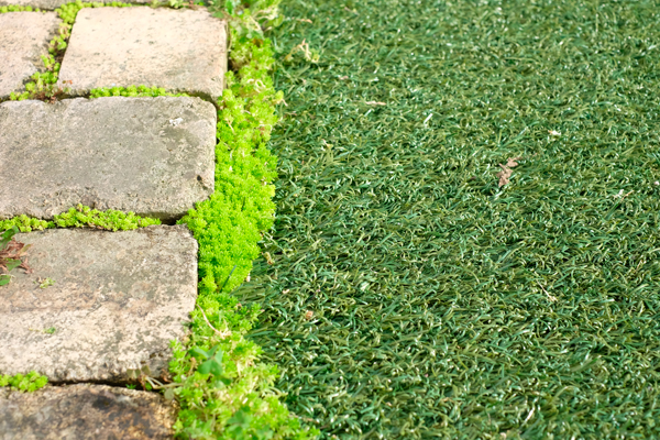 人工芝とレンガを使った庭
